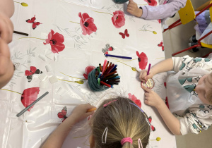 Kolorowanie drewnianych pisanek przy pomocy mazaków wśród dzieci z grupy II.