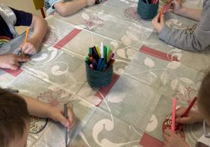 Kolorowanie drewnianych pisanek przy pomocy mazaków wśród dzieci z grupy II.