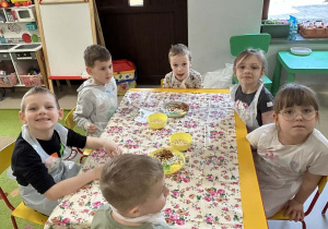Dzieci z grupy IV gotowe do czekoladowej pracy twórczej.