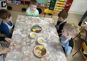 "Motylki" przygotowały torebki, dekorując je naklejkami o tematyce wielkanocnej.