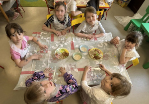 "Motylki" przygotowały torebki, dekorując je naklejkami o tematyce wielkanocnej.