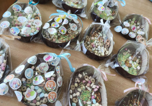 Czekoladowe pisanki w wykonaniu "Pszczółek".