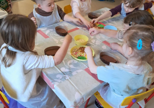 "Żabki" dekorują swoje, czekoladowe pisanki.