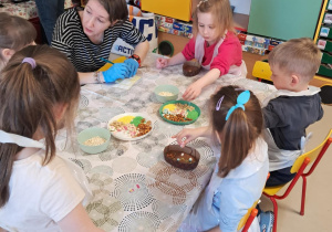 Pani Kasia rozmawia z dziećmi z grupy "Żabek" podczas warsztatów czekoladowych.