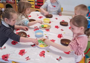 "Żabki" dekorują swoje, czekoladowe pisanki.