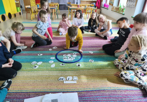 Wspólnymi siłami segregujemy produkty na: lokalne i zagraniczne.