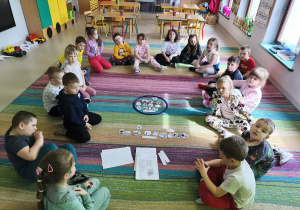 Dzieci siedząc w kręgu rozmawiają nt. własnej uprawy rozmaitych produktów i jej znaczenia dla nas oraz naszej planety.