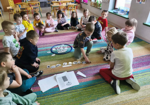 Wspólnymi siłami segregujemy produkty na: lokalne i zagraniczne.