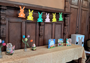 Wiosenno-wielkanocny wystrój Miejskiej Biblioteki Publicznej w Ozorkowie.