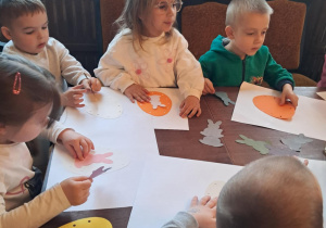 Dzieci z grupy "Żabek" przygotowują się do tworzenia swoich pisanek.