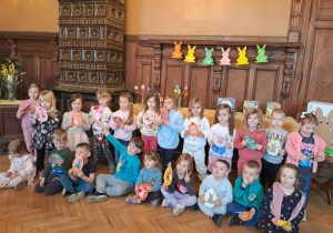 Dzieci z grupy "Żabek" wraz ze swoimi, kreatywnymi pracami.