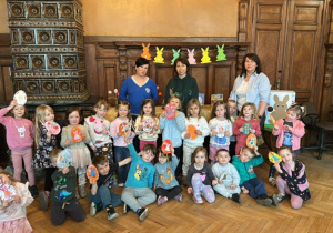 "Żabki" wraz z nauczycielką i paniami prowadzącymi w MBP w Ozorkowie.