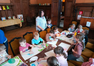 Warsztaty wielkanocne w Miejskiej Bibliotece Publicznej, prowadzone przez Panie Agnieszki.