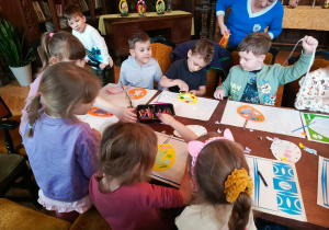 "Motylki" tworzą swoje, urocze pisanki w MBP w Ozorkowie.