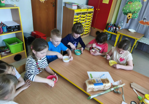 Kolejno ugniatamy ugotowane, obrane jajka za pomocą widelca.