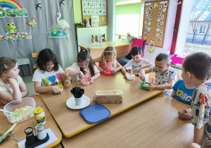 Kolejno ugniatamy ugotowane, obrane jajka za pomocą widelca.