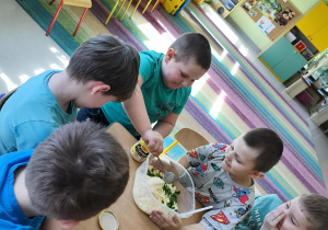 Dodajemy łyżeczkę majonezu.