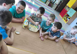 Łączymy wszystkie składniki za pomocą szpatułki.