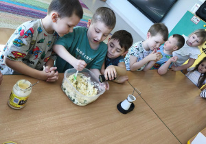 Dodajemy odrobinę pieprzu do pasty jajecznej.