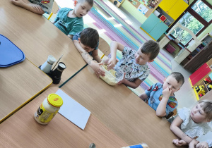 Ponownie łączymy wszystkie składniki za pomocą szpatułki.