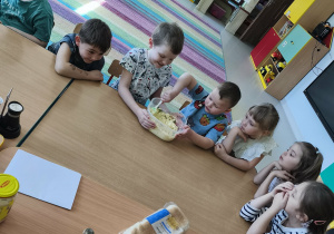 Ponownie łączymy wszystkie składniki za pomocą szpatułki.