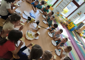 Degustacja pysznej, zdrowej pasty jajecznej.