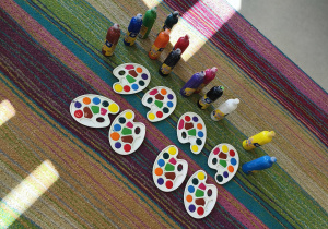 Farby przygotowane do wiosennych zajęć plastycznych.