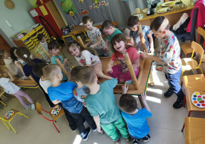 Pierwszy zespół maluje wiosnę według własnego pomysłu korzystając z folii stretch, farb w wiosennych kolorach i swoich paluszków.