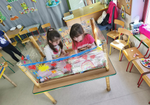 Wiosenne malowanie na folii stretch.