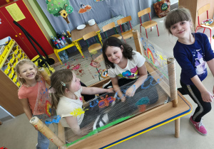 Wiosenne malowanie na folii stretch.