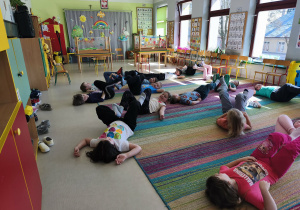 Zabawa ruchowa w parach przy muzyce(wolno/szybko) - "rowerek".