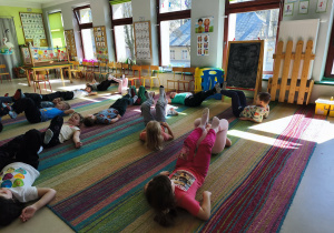 Zabawa ruchowa w parach przy muzyce(wolno/szybko) - "rowerek".