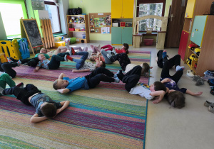 Zabawa ruchowa w parach przy muzyce(wolno/szybko) - "rowerek".