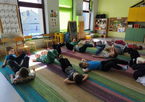 Zabawa ruchowa w parach przy muzyce(wolno/szybko) - "rowerek".