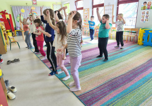 Wiosenna zumba z wykorzystaniem ekranu multimedialnego.