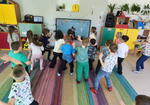 Wiosenna zumba z wykorzystaniem ekranu multimedialnego.