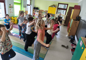 Wiosenna zumba z wykorzystaniem ekranu multimedialnego.