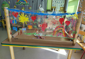 Wiosna w ujęciu "Pszczółek" na folii stretch.