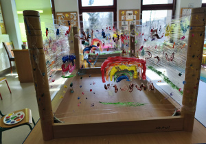 Wiosna w ujęciu "Pszczółek" na folii stretch.