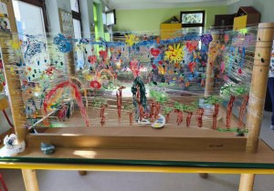 Wiosna w ujęciu "Pszczółek" na folii stretch.