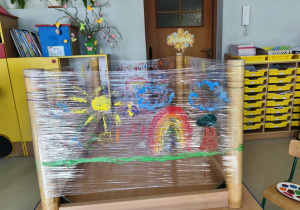 Wiosna w ujęciu "Pszczółek" na folii stretch.