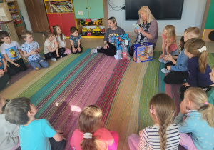 Wręczenie upominków wielkanocnych wśród dzieci z grupy "Pszczółek".