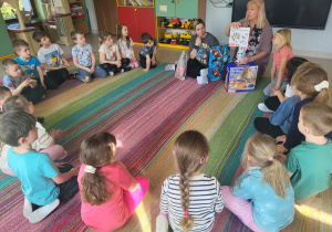 Wielkanocne odwiedziny p. Dyrektor wraz z p. Intendentką w sali "Pszczółek".