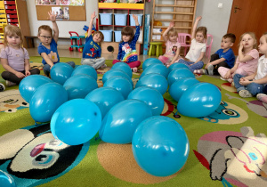 Zajęcia edukacyjne na dywanie, poświęcone tematyce autyzmu w grupie "Wiewiórek".