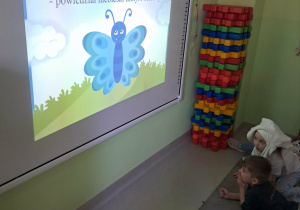 Prezentacja nt. autyzmu w grupie "Żabek" wyświetlona na tablicy interaktywnej.