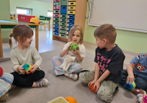 "Żabki" podczas zabaw sensorycznych.