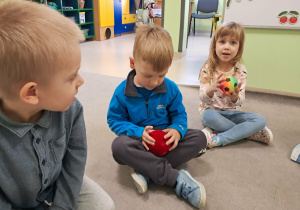 "Żabki" podczas zabaw sensorycznych.