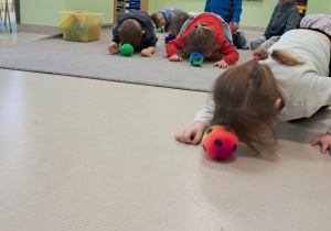 Zajęcia ruchowe w grupie III z wykorzystaniem piłeczek.