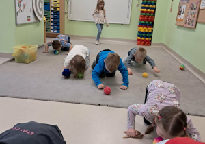 Zajęcia ruchowe w grupie III z wykorzystaniem piłeczek.