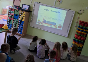 Prezentacja nt. autyzmu w grupie "Żabek" wyświetlona na tablicy interaktywnej.